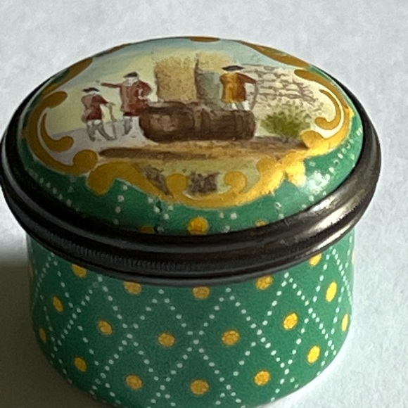 Halcyon Days Bilston & Battersea Enamel Trinket box “Wine Merchant” theme - Picture 3 of 6